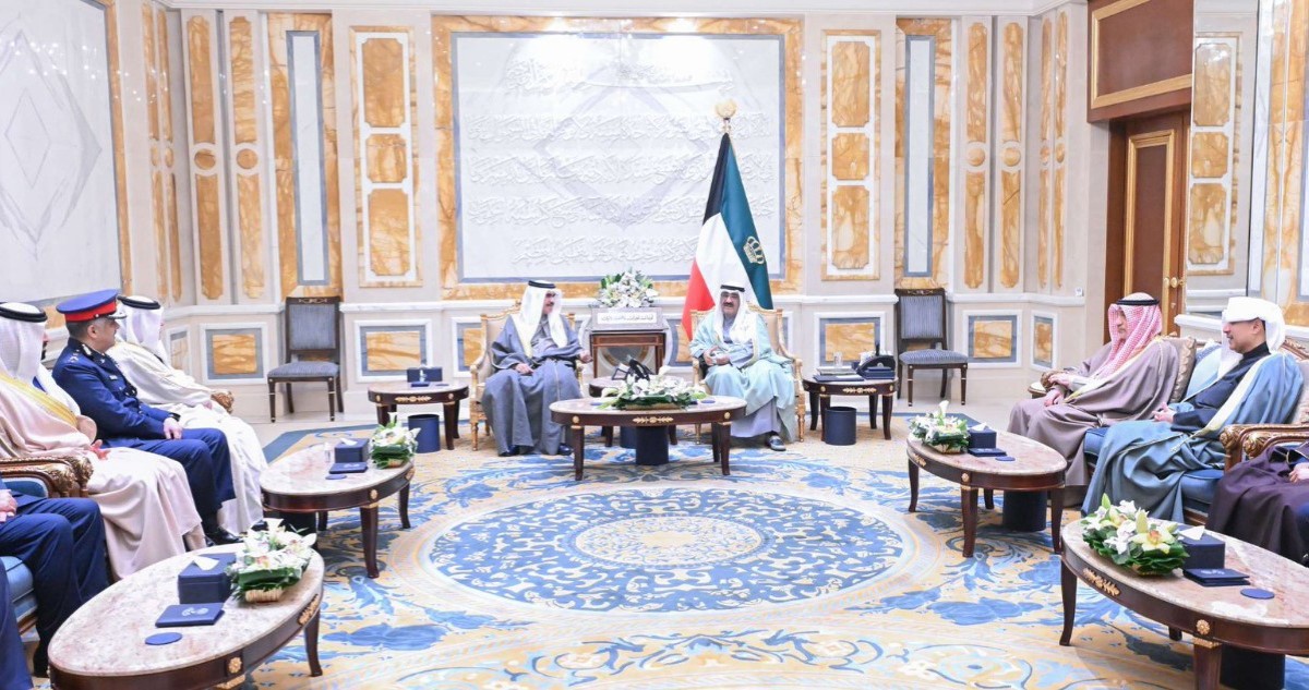 سمو الأمير يستقبل النائب الأول ووزير الداخلية البحريني