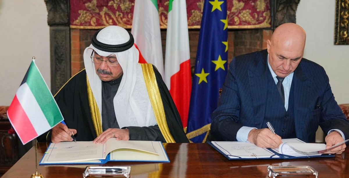 وزير الدفاع يوقع مع نظيره الإيطالي اتفاقية تعاون عسكري