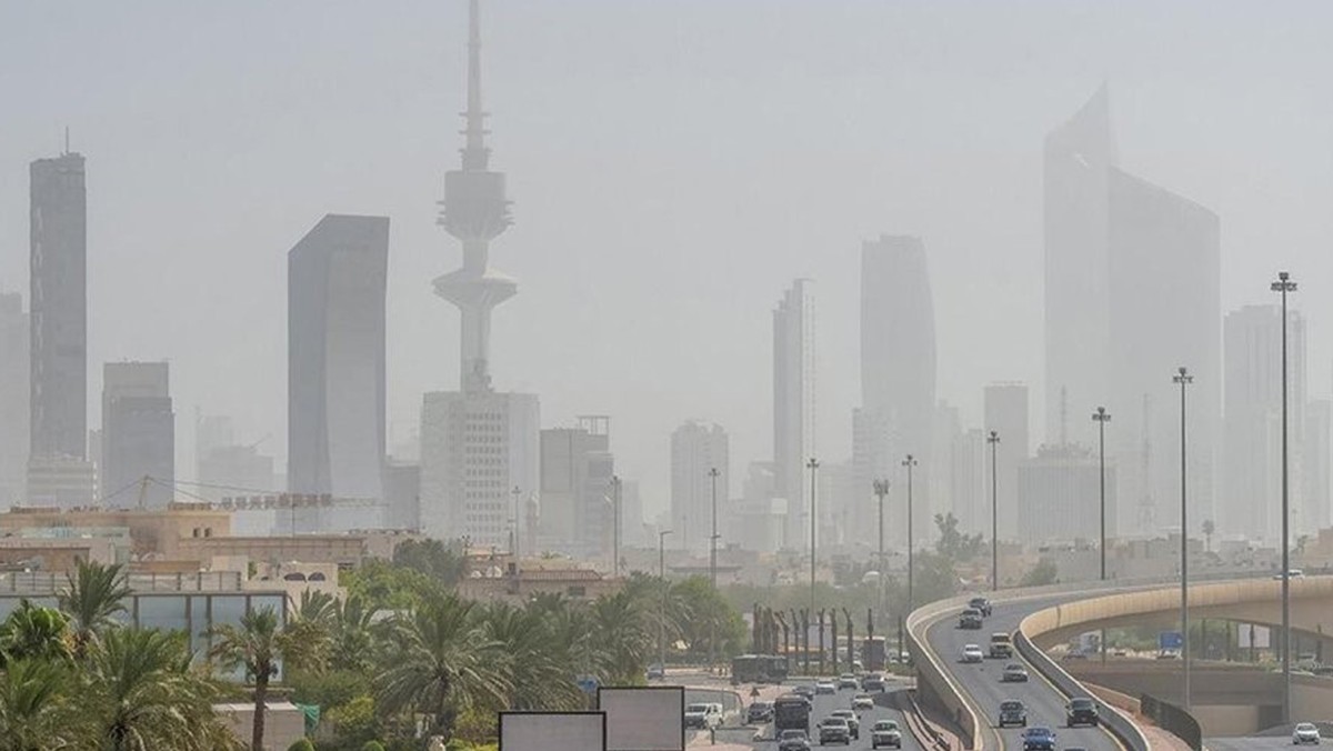 طقس غائم وغبار يؤدي إلى انخفاض في الرؤية... يتحسن تدريجياً خلال المساء