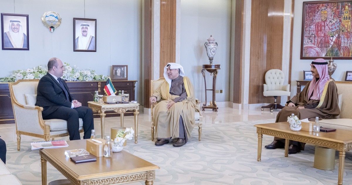 وزير شؤون الديوان الأميري ورئيس ديوان سمو ولي العهد يستقبلان سفيري البرازيل وأوكرانيا