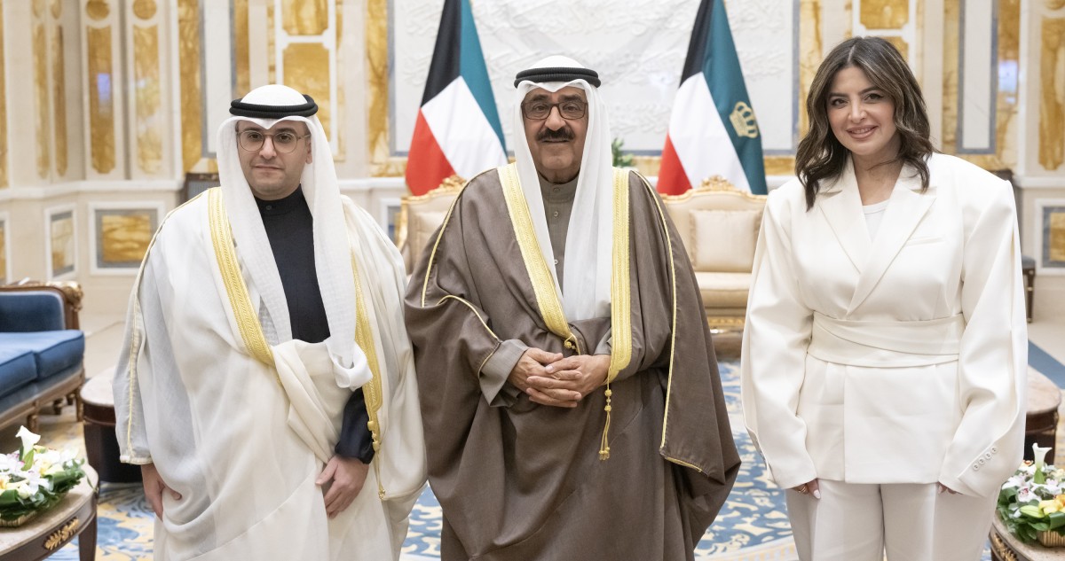 سمو الأمير يستقبل وزير 'البلدية' ومدير عام بلدية الكويت