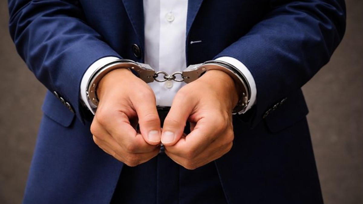 رجل أعمال يعتدي على طفلته في غياب أمها