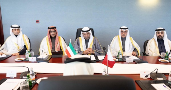 وزير الخارجية يبحث ونظيره البحريني المستجدات الإقليمية