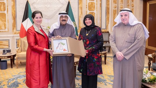 سمو الأمير يستقبل الشيخة انتصار الصباح ورئيس 'البحوث والدراسات' الكويتية ورقية حسين