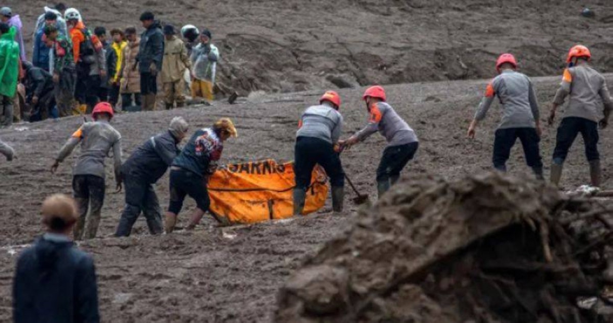 إندونيسيا: ارتفاع حصيلة ضحايا الانهيار الأرضي في جاوة إلى 50 قتيلاً