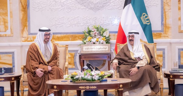 أمير الكويت يستقبل وزير خارجية الإمارات والوفد المرافق في زيارة عمل