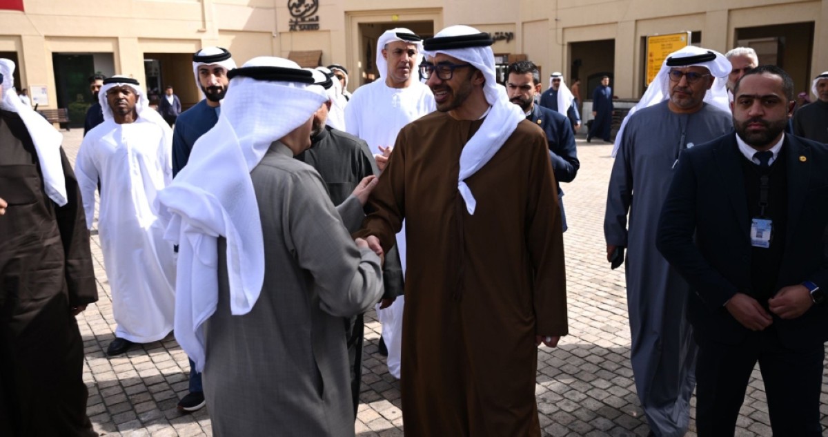 الكويت – عبدالله بن زايد يزور جناح الشيخ مبارك