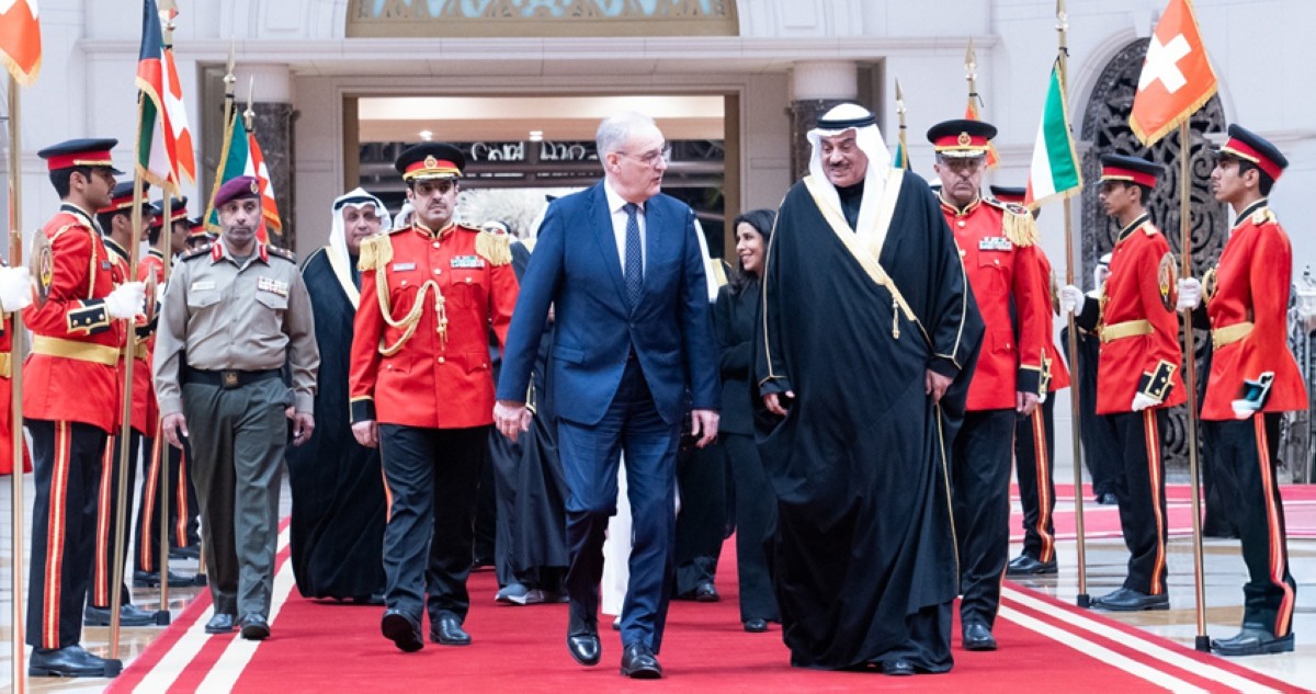 سمو ولي العهد وسمو رئيس الوزراء يستقبلان رئيس الاتحاد السويسري لدى وصوله إلى البلاد