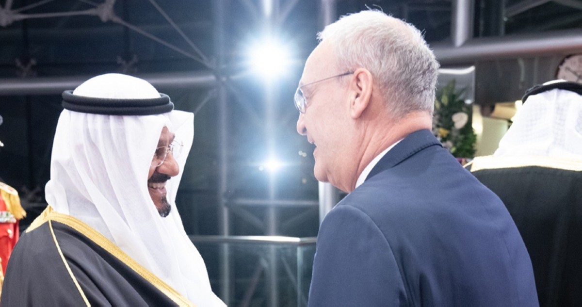 سمو ولي العهد وسمو رئيس الوزراء يستقبلان رئيس الاتحاد السويسري لدى وصوله إلى البلاد