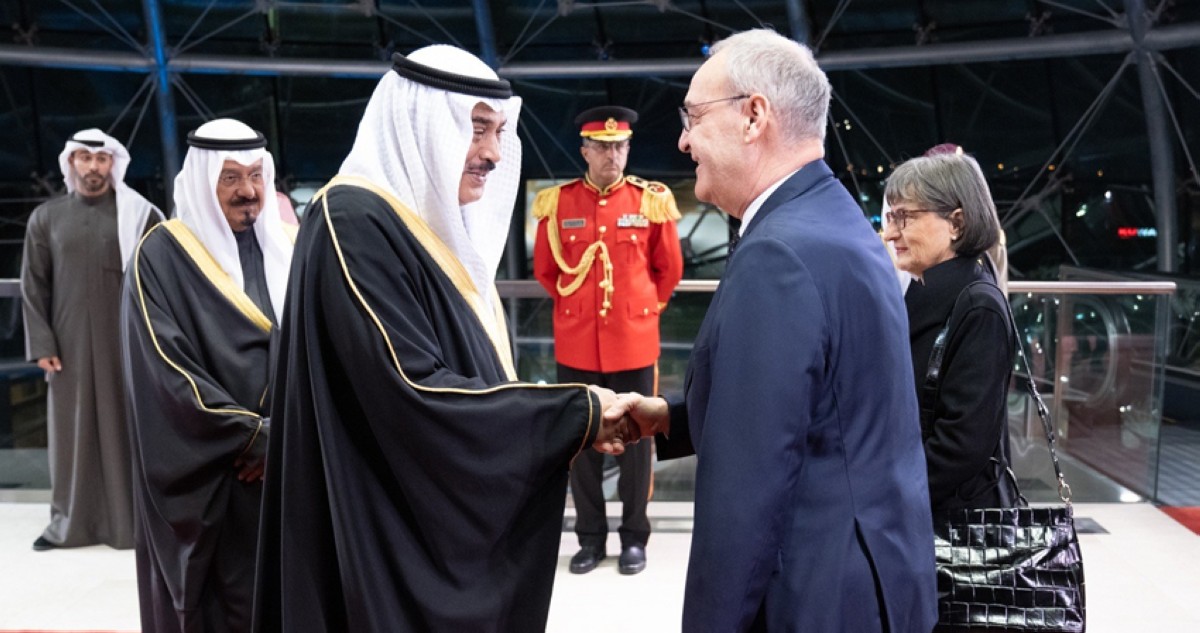 سمو ولي العهد وسمو رئيس الوزراء يستقبلان رئيس الاتحاد السويسري لدى وصوله إلى البلاد