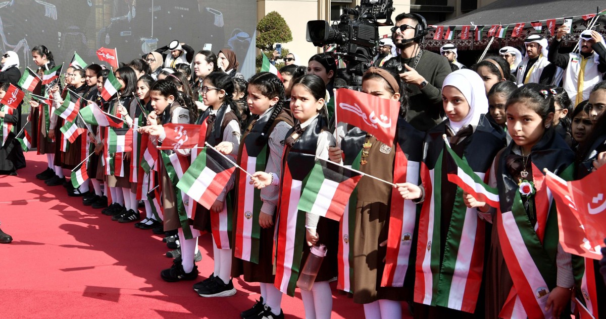 المحافظات تحتفل بمراسم رفع العلم