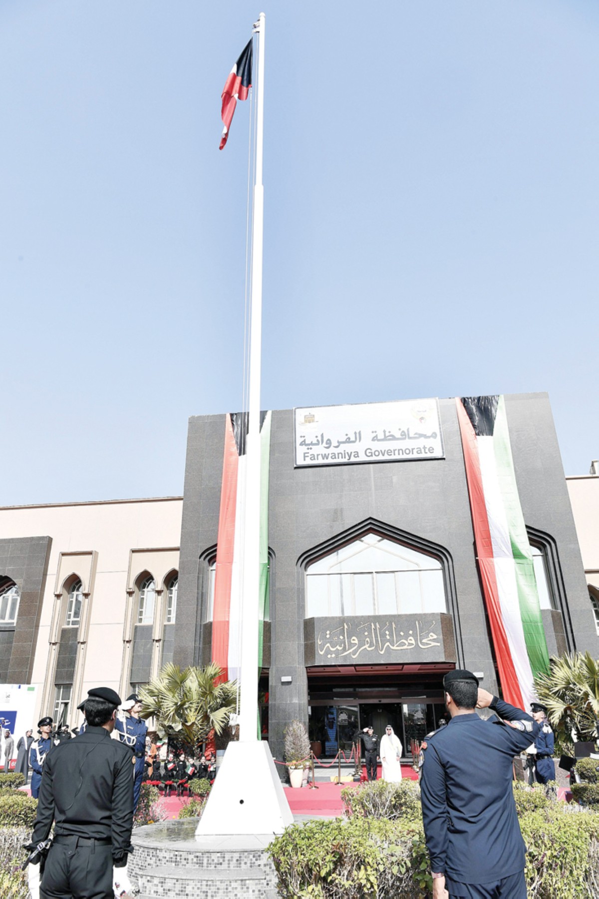 المحافظات تحتفل بمراسم رفع العلم