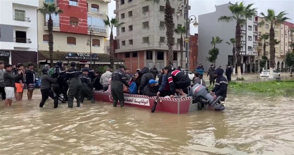 ملك المغرب يأمر الجيش بالتدخل لإنقاذ آلاف العالقين وسط #الفيضانات 