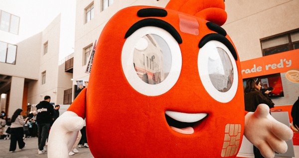 "الخليج" يشارك في كرنفال "البيان" ويواصل تمكين الشباب 