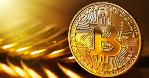 بتكوين تهبط لأدنى مستوى في 10 شهور والعملات المشفرة تتأثر بقرارات ترامب