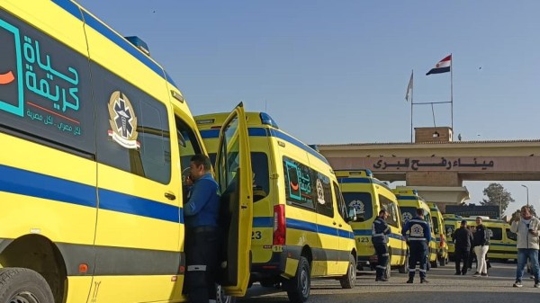 معبر رفح يعود للعمل - نقل الجرحى وعودة العائلات الفلسطينية إلى غزة