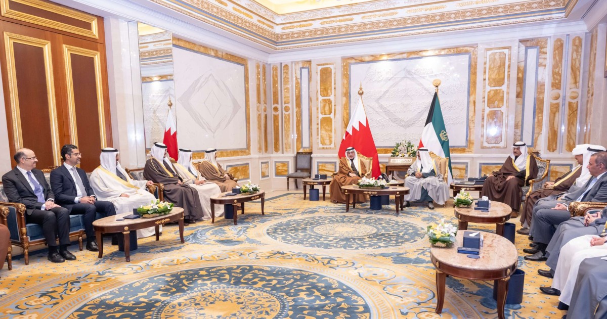 &rlm;سمو الأمير يستقبل ولي العهد رئيس مجلس الوزراء بمملكة البحرين