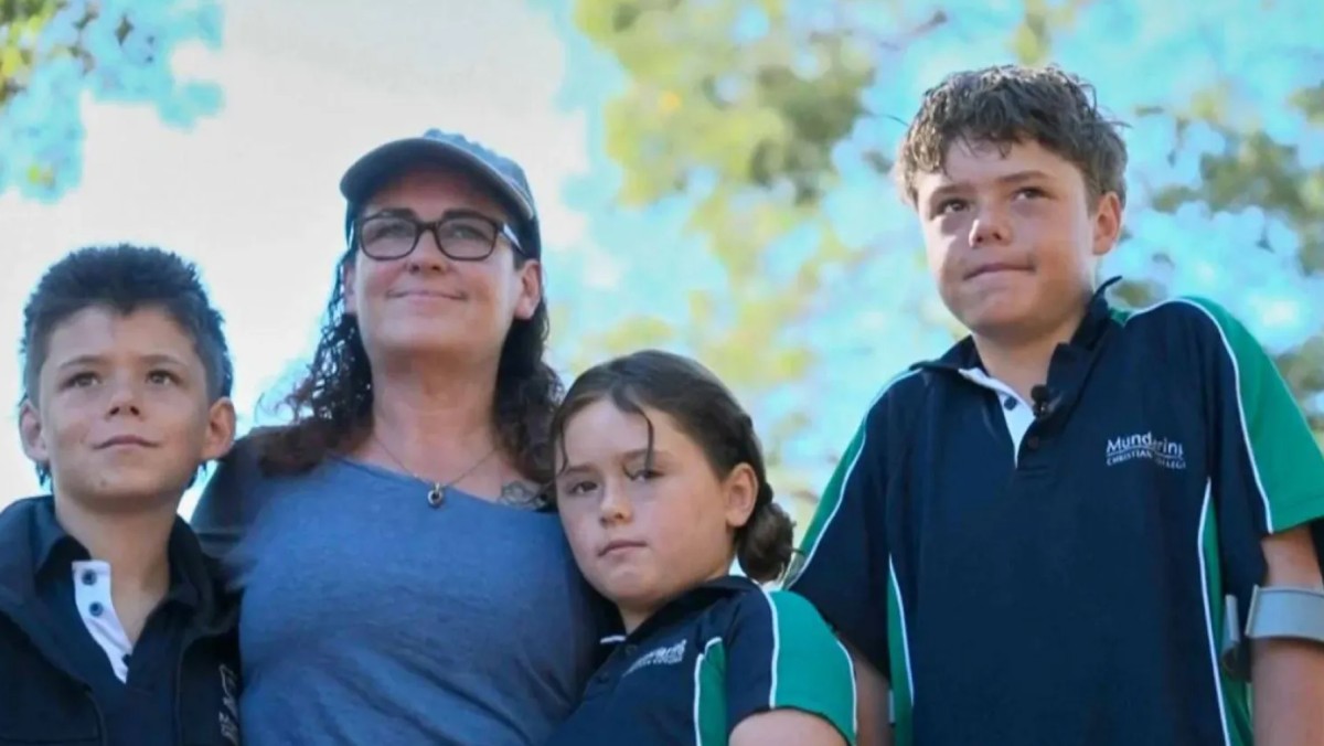 مراهق سبح ساعات في عرض البحر لإنقاذ أسرته