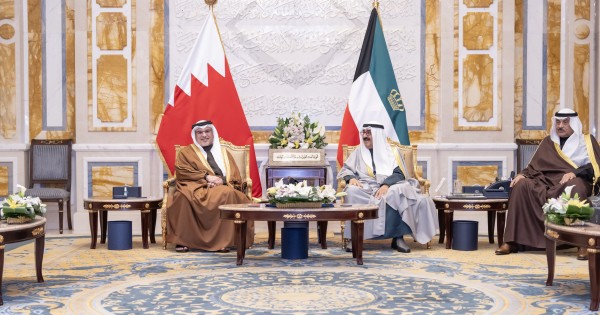 الأمير مشعل الأحمد يستقبل ولي عهد البحرين بقصر بيان في زيارة رسمية