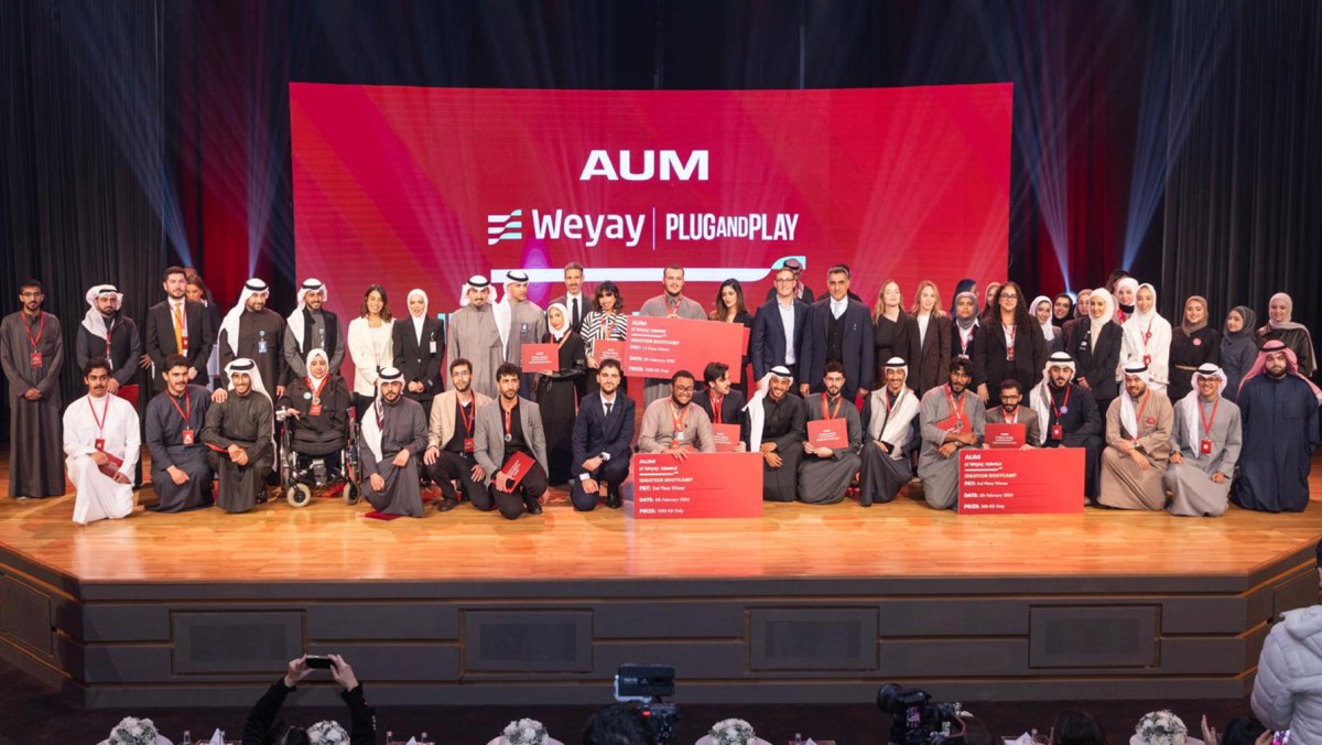 'وياي' و'AUM' يطلقان تحدّي ابتكار طلابي مع 'Plug and Play'