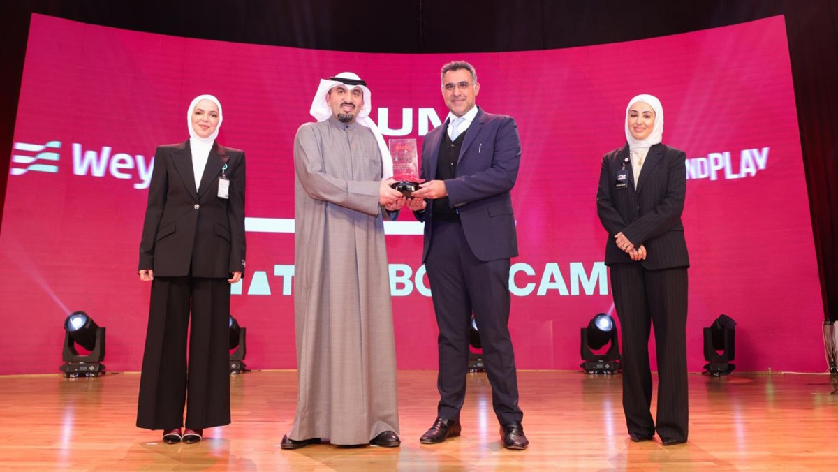 'وياي' و'AUM' يطلقان تحدّي ابتكار طلابي مع 'Plug and Play'