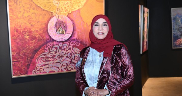 مريم الزدجالي تحتفي تشكيلياً... بـ'ترانيم الحروف... وقافية اللون'