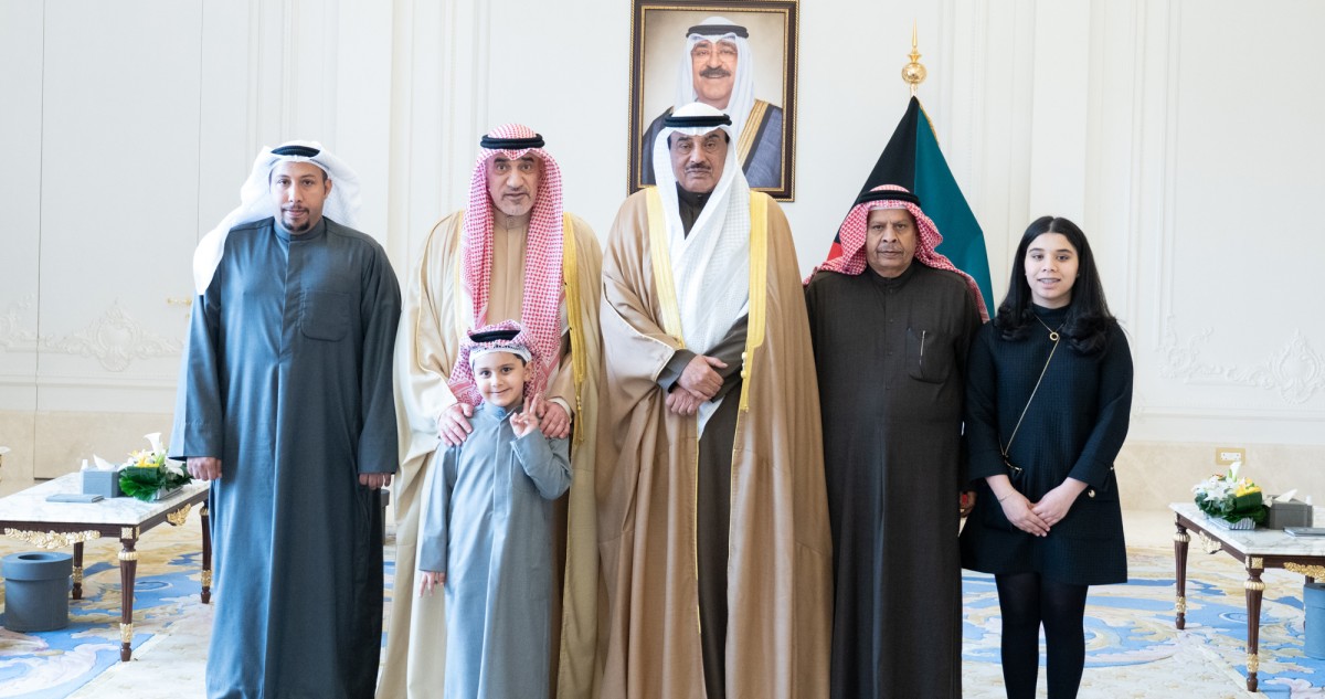 ولي العهد يستقبل رئيس مجلس الوزراء بالإنابة وزير الداخلية وأسرة شهيد الواجب خالد الشرف