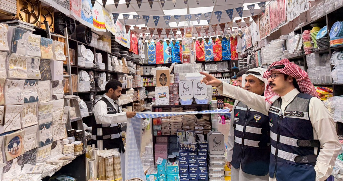 'التجارة' تحرر 12 مخالفة 'نقص أوزان' في محال استهلاكية