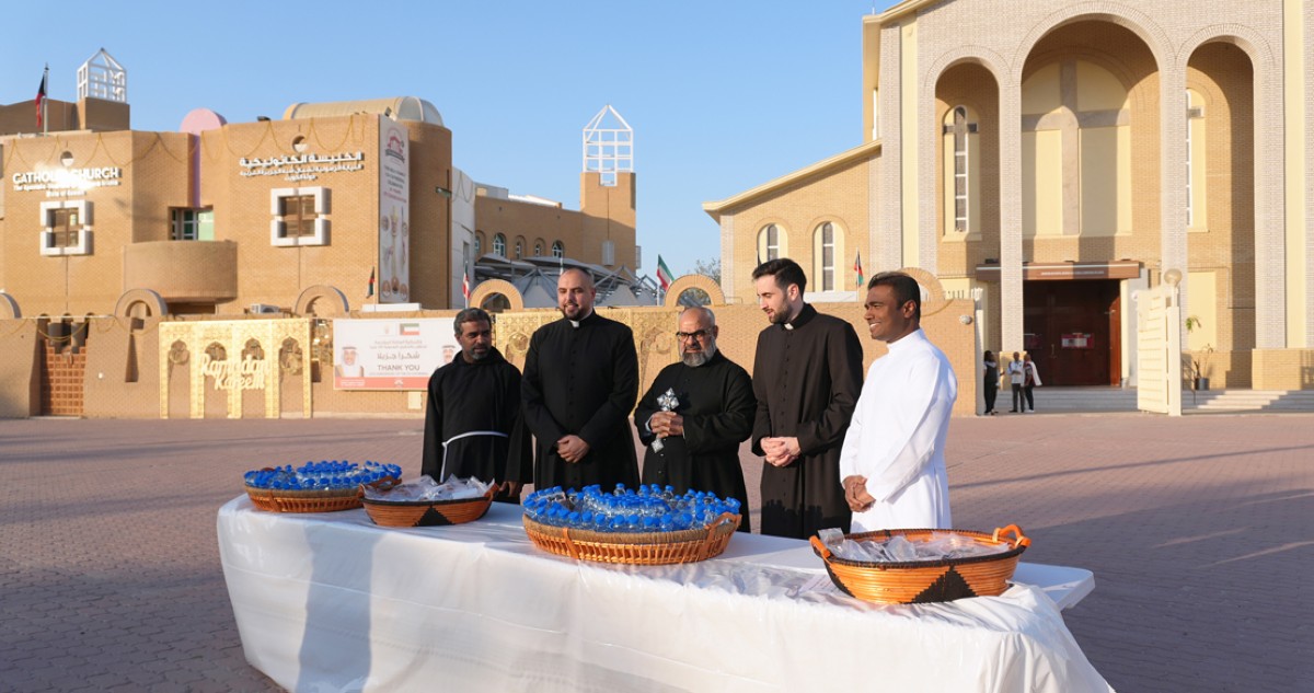 الكنيسة الكاثوليكية توزع الماء والتمر على الصائمين