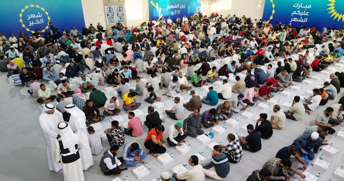 عطاءٌ يتجدّد كُل رمضان: 'زين' تجمع الصائمين على موائد الخير 4 عطاءٌ يتجدّد كُل رمضان: 'زين' تجمع الصائمين على موائد الخير