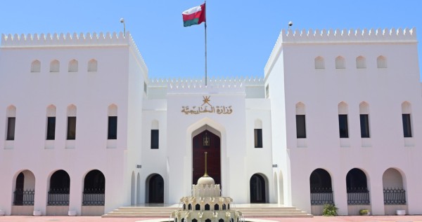 عمان تؤكد تضامنها مع الكويت بشأن سيادة مناطقها البحرية وتدعو العراق لاحترام العلاقات
