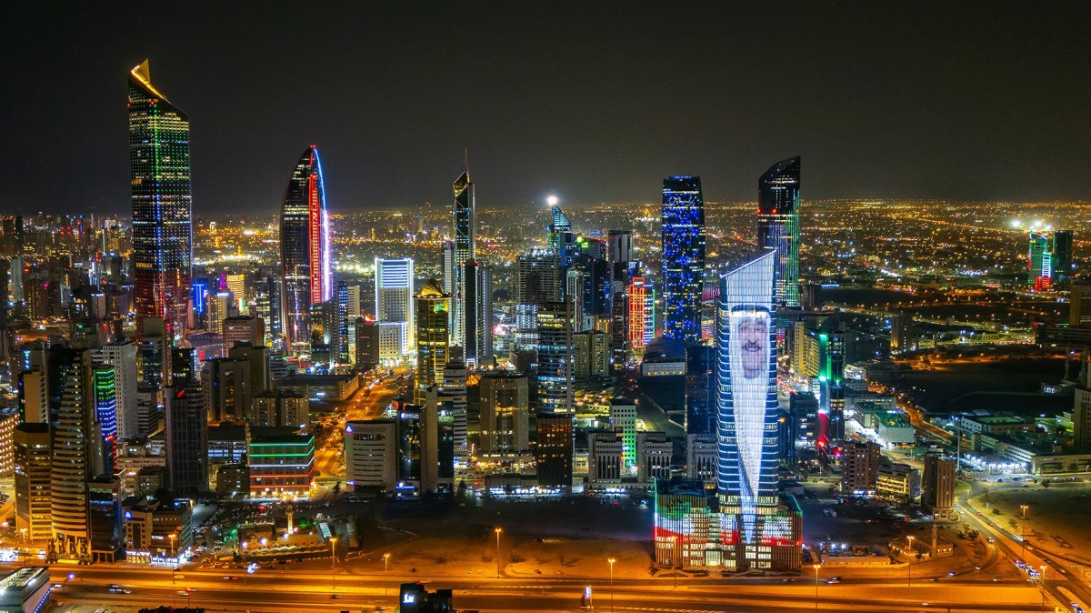 علم الكويت يزين معالم البلاد ومؤسساتها ابتهاجاً بالعيد الوطني ويوم التحرير