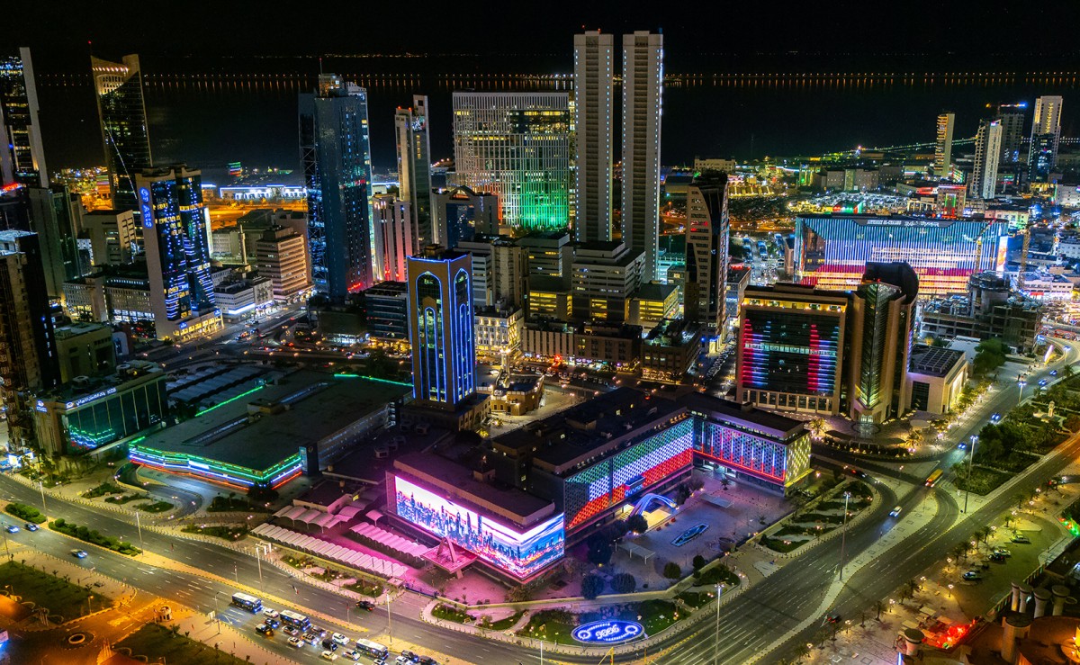 علم الكويت يزين معالم البلاد ومؤسساتها ابتهاجاً بالعيد الوطني ويوم التحرير