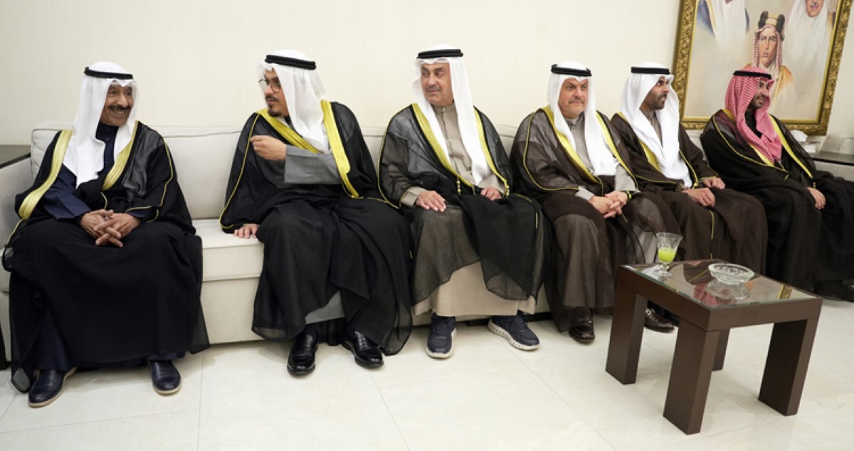 أبناء المرحوم عذبي محمد الصباح يستقبلون المهنئين بالشهر