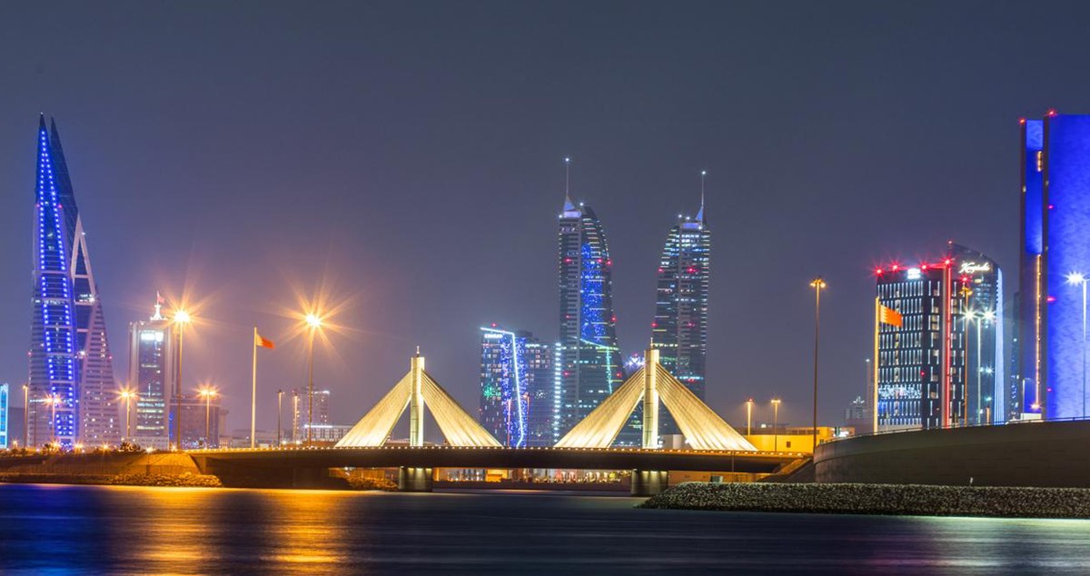 معالم البحرين الرئيسية تتشح باللون الأزرق احتفاءً بالأعياد الوطنية للكويت