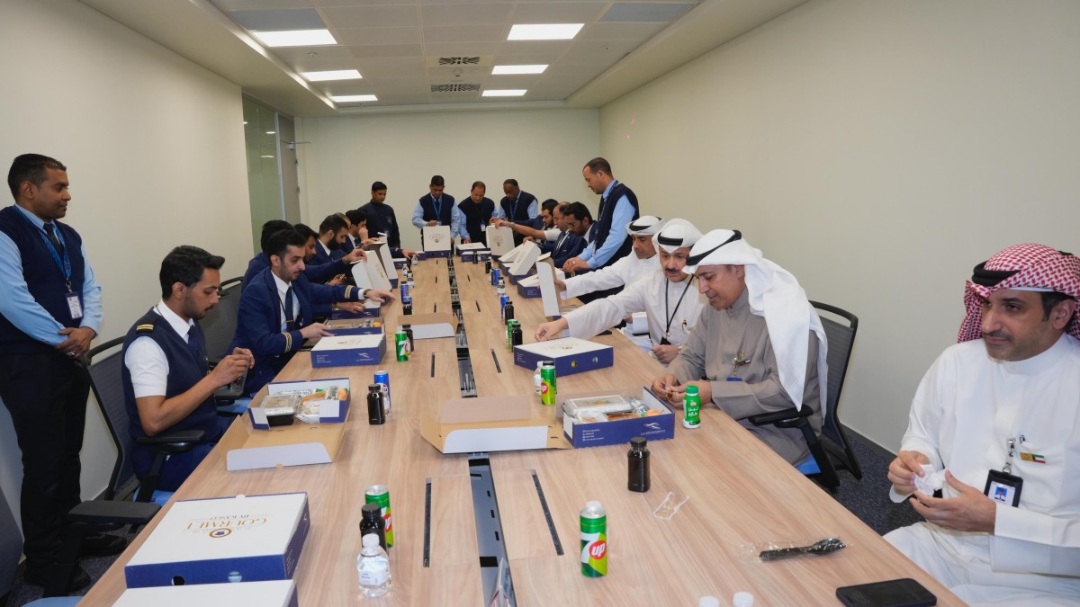 الفقعان يشارك العاملين في مبنى الركاب (T4) مائدة الإفطار تزامناً مع الأعياد الوطنية