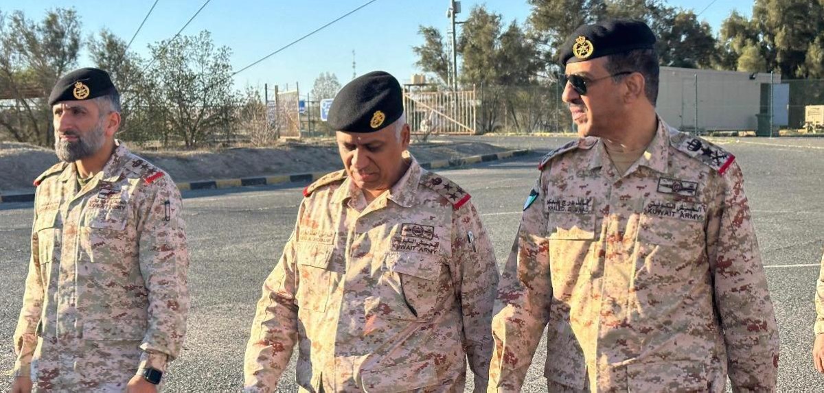 رئيس الأركان يتفقد عدداً من المواقع التابعة للجيش