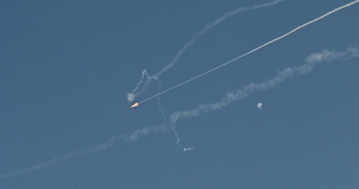 المكتب الإعلامي لحكومة دبي: إصابتان جراء سقوط شظايا مسيرات إيرانية على منزلين