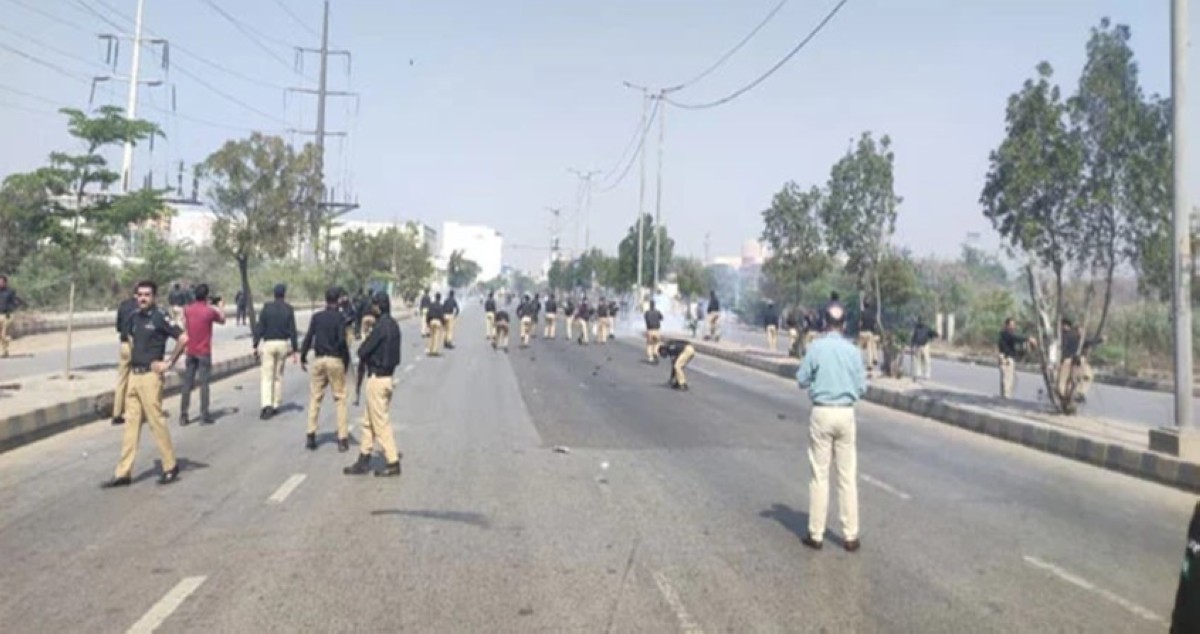 باكستان: قتلى وجرحى باقتحام القنصلية الأميركية في كراتشي احتجاجاً على مقتل خامنئي