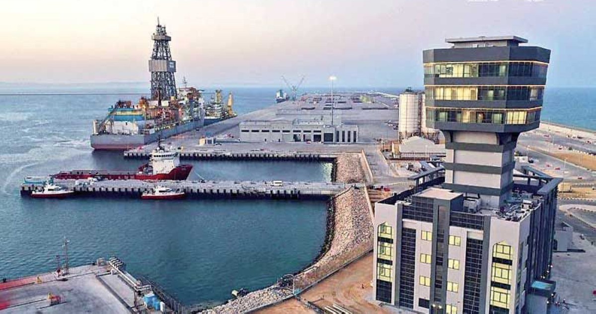 مركز الأمن البحري العُماني: استهداف ناقلة نفط قبالة مسندم وإصابة 4 من طاقمها