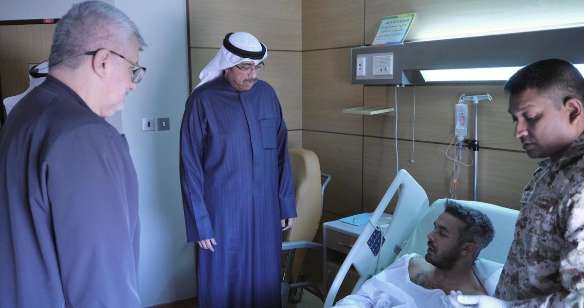 وزير الدفاع يطمئن على صحة المصابين جراء سقوط شظايا في قاعدة علي السالم الجوية