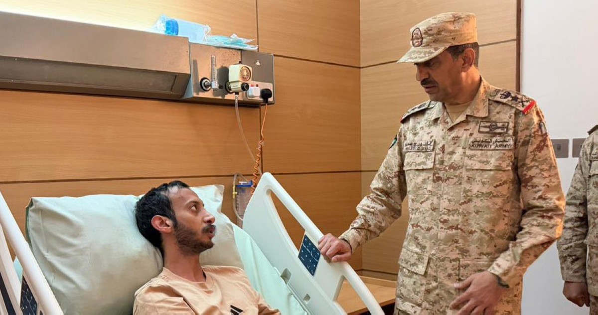 رئيس الأركان يطمئن على مصابي سقوط الشظايا في قاعدة علي السالم الجوية