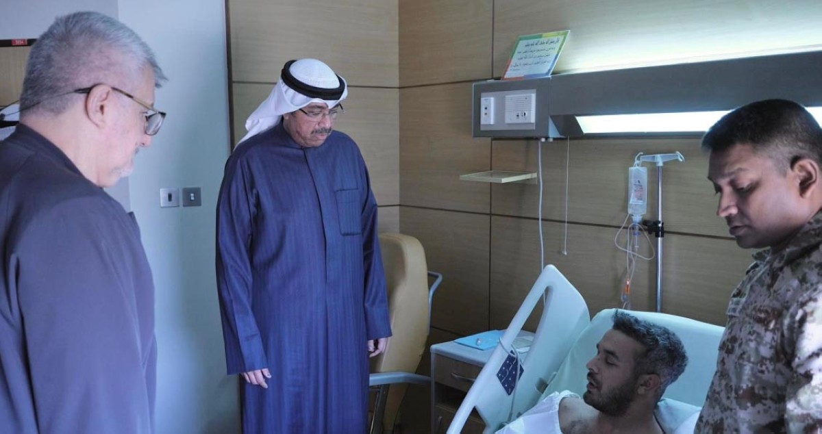 وزير الدفاع يطمئن على المصابين في قاعدة علي السالم