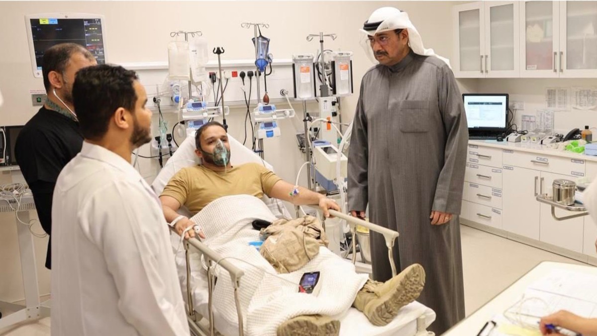 وزير الدفاع اطمأن على حالة المصابين في مستشفى الجهراء