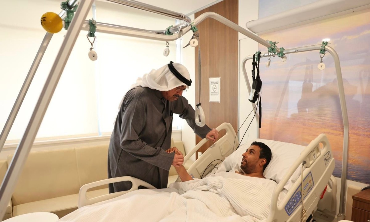 وزير الدفاع اطمأن على حالة المصابين في مستشفى الجهراء