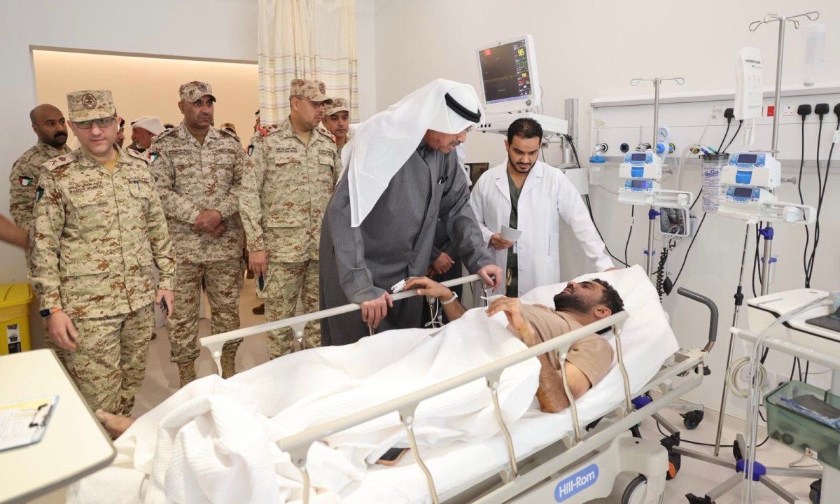 وزير الدفاع اطمأن على حالة المصابين في مستشفى الجهراء