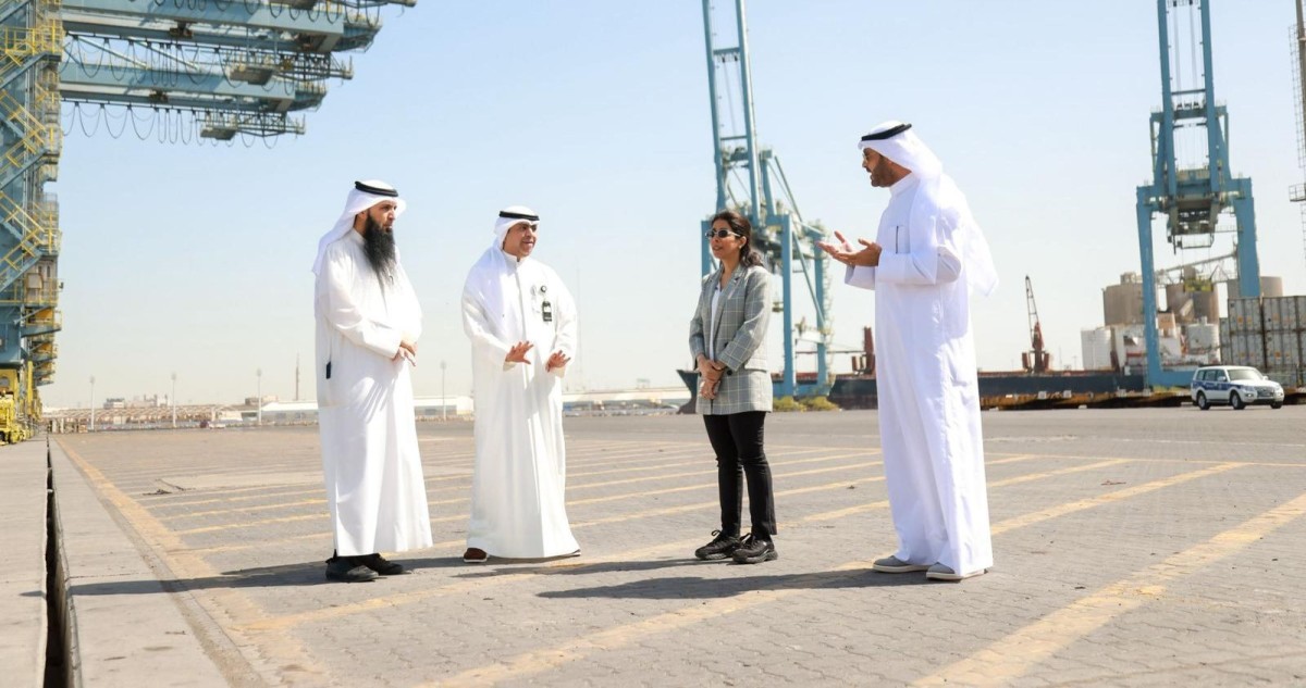 وزيرة الأشغال تتفقد ميناء الشويخ لمتابعة سير العمل وآليات التشغيل