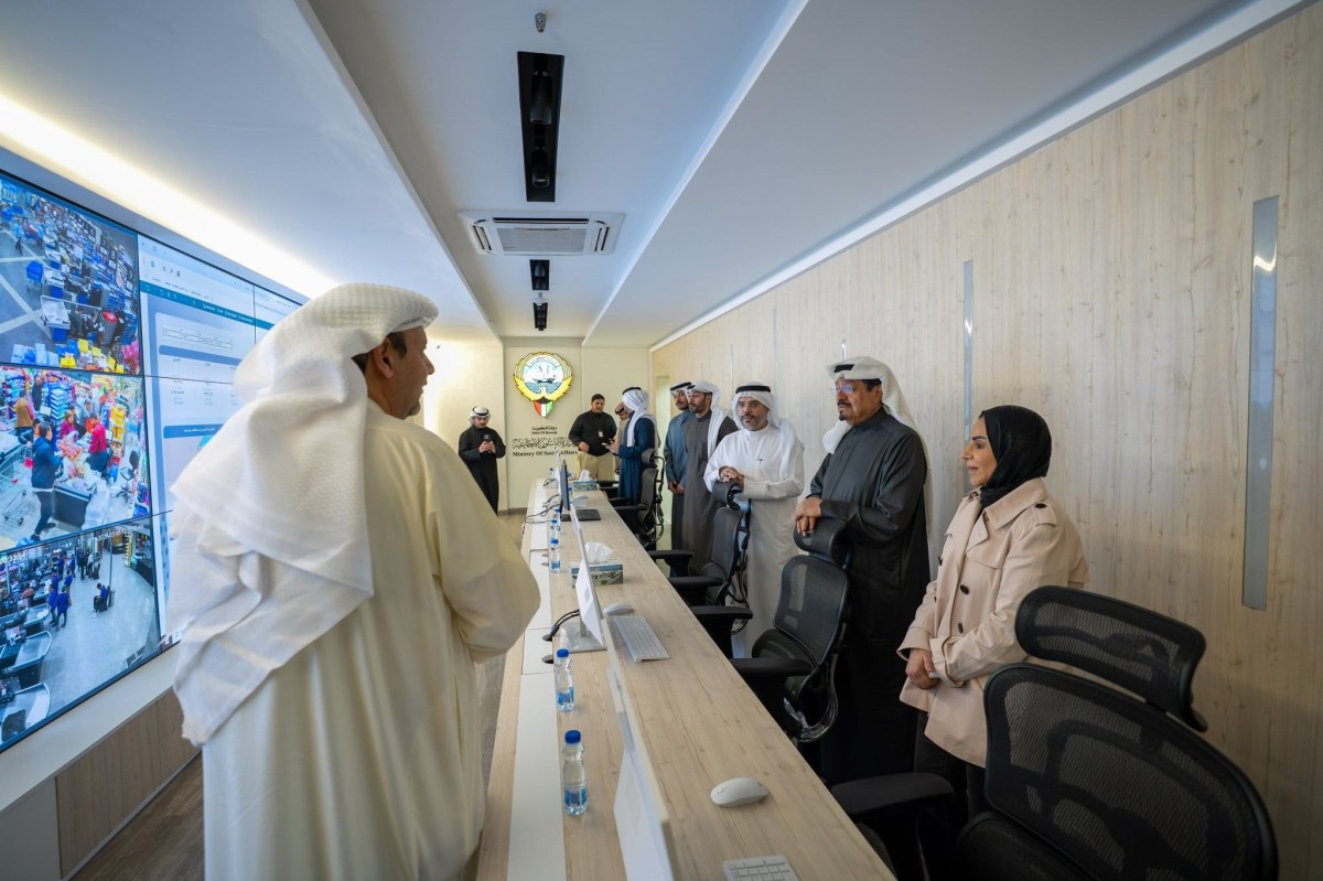 رئيس الوزراء يتفقد غرفة التحكم المركزية التابعة لـ'الشؤون'