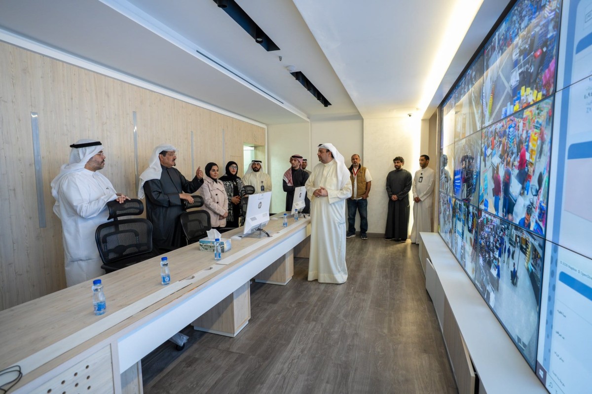 رئيس الوزراء يتفقد غرفة التحكم المركزية التابعة لـ'الشؤون'