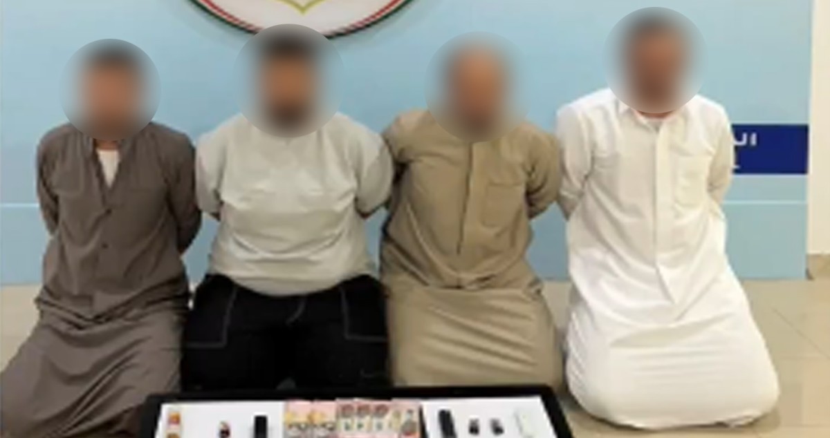 الكويت – “الداخلية”: القبض على مشتبه به يعمل ضابطا عسكريا بالوزارة وبحوزته كمية من…